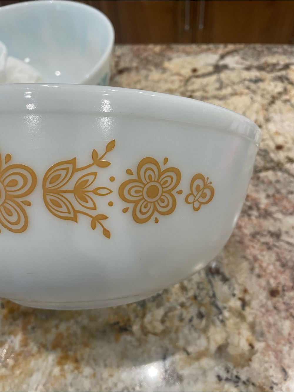 Vintage Pyrex 404 Mixing Bowl with Gold on white Butterfly pattern - Picture 7 of 14